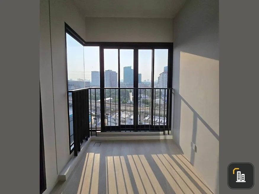 Selling down payment Life Phahon-Lat Phrao, 15th floor, high view, comes with a great price. Come own this place.