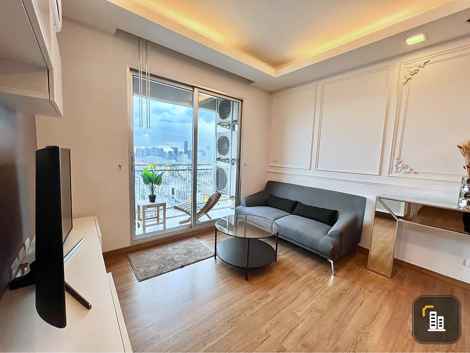 For rent, Thru Thonglor, 28th floor, very good atmosphere. The room is decorated in tones that are pleasing to the eye. Wall covering the entire room