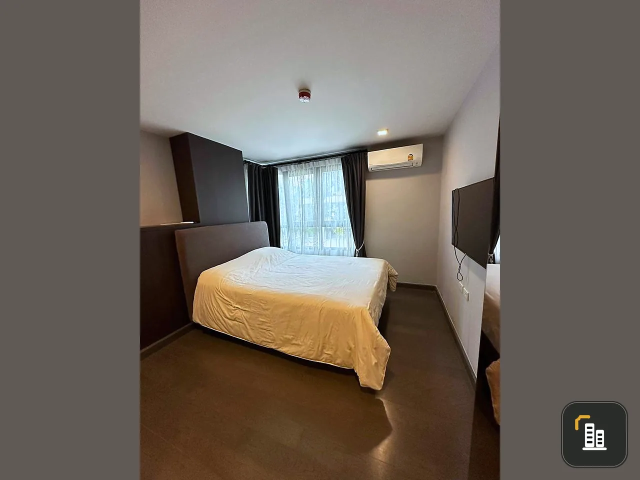 For rent, Mirage Sukhumvit 27, spacious room. Nicely decorated, nice sofas, extremely comfortable to sit on. If you miss it, you'll regret it.