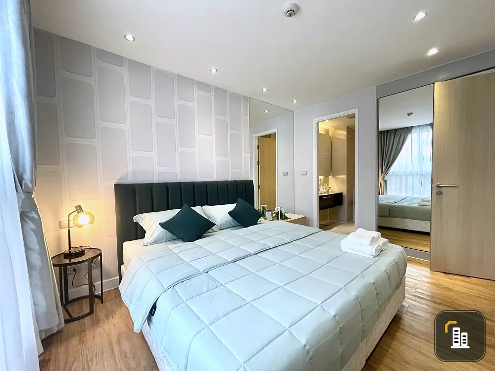 Rent Grand Caribbean Resort Pattaya (South Pattaya), 1st floor, next to the pool The big bed is soft and comfortable.
