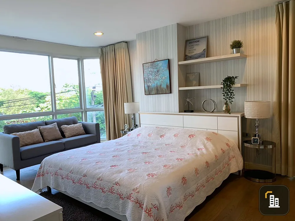 For rent: The Crest Sukhumvit 24, 4th floor, spacious room, comfortable to live in, comes with complete decoration. If interested, reserve now.