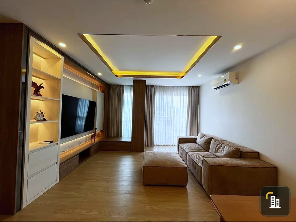 For rent, Baan Siri Sathorn, very large room. Quiet and shady corner room Fully equipped Just come and move in.