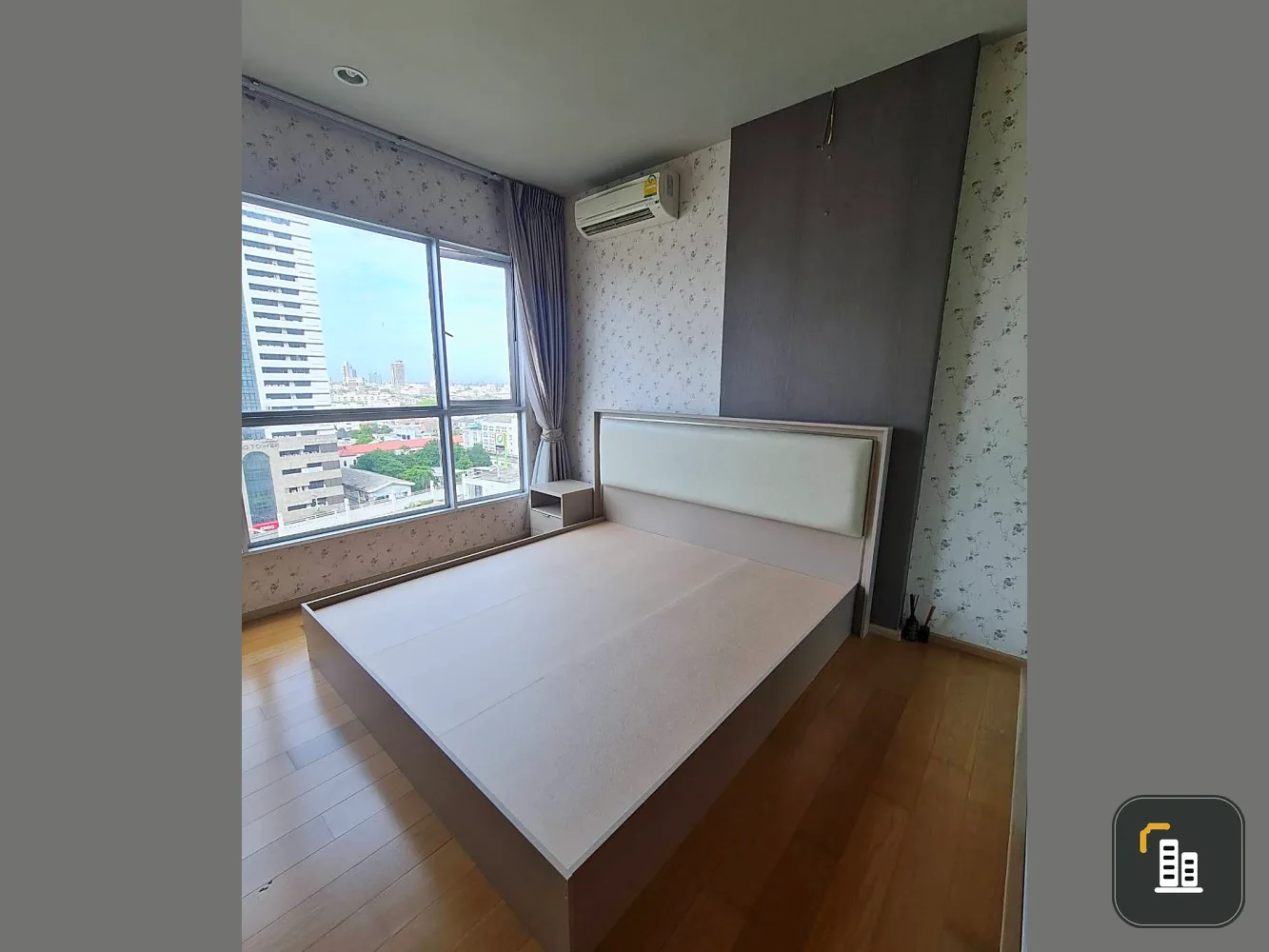 For rent, Hive at Sathorn, fully decorated. Install wallpaper throughout the room. Ready to move in Hurry and move in now.