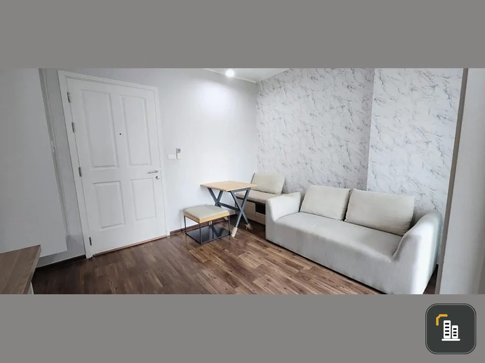 For sale: U Delight Ratchavipha, living room with beautiful wallpaper. The bedroom has good built-ins. Interested in becoming an owner? Reserve now.