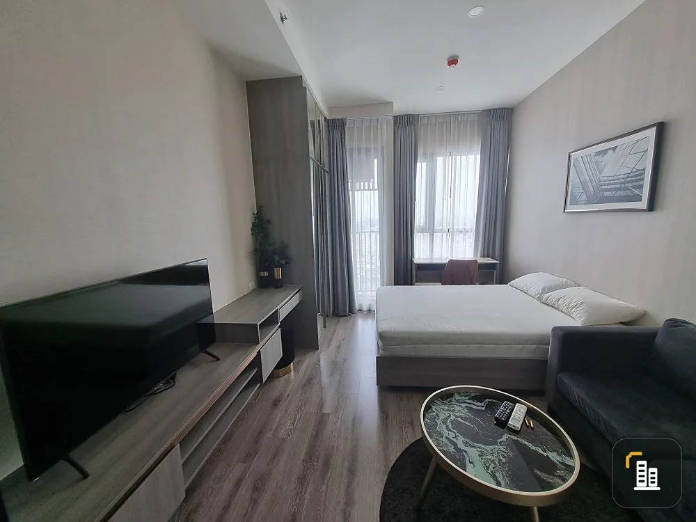 For sale or rent, Knightsbridge Prime On Nut, with simple but good-looking wallpaper. Fully furnished with furniture. Finished all in one place.