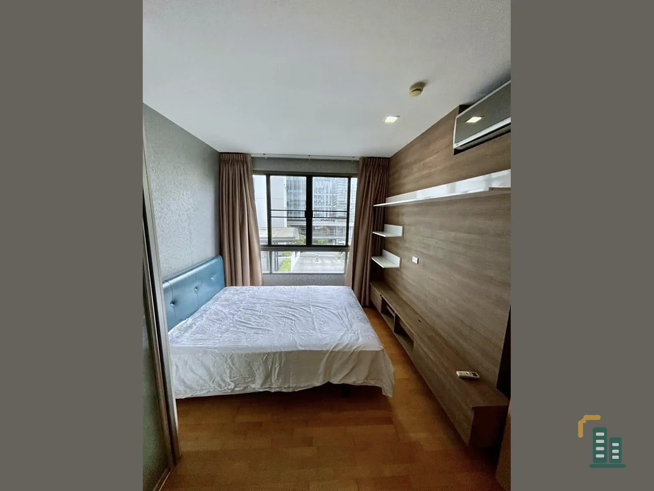 Condo for sale, Issara @ 42 Sukhumvit, 2 bedrooms, 2 bathrooms, balcony with south and west winds. Just carry your bag.