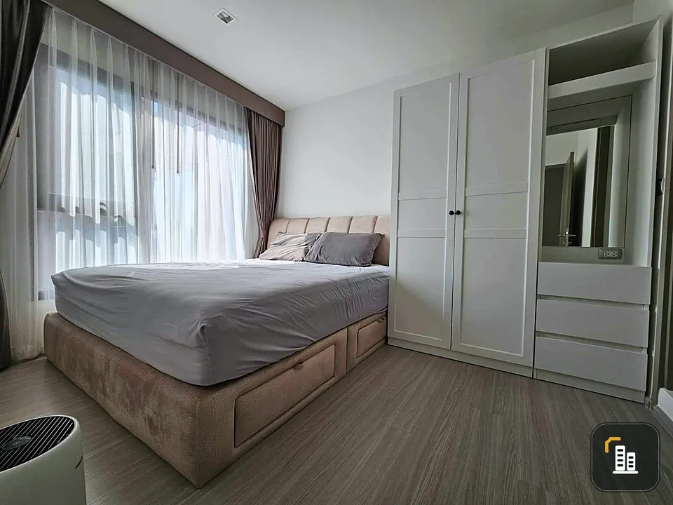 For rent, Life Asoke Hype, beautiful city view. The mattress is great and inviting to relax. Good leather sofa, very comfortable to sit on. Book now.
