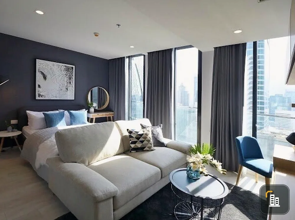 Luxury condo for sale in the heart of the city, Skywalk Noble Ploenchit, high floor, unblocked view, beautifully decorated, built-in furniture.