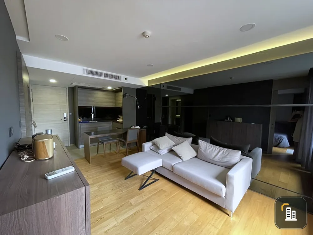 For sale: Klass Langsuan, 4th floor, spacious room, extremely comfortable, well decorated. The L-shaped sofa is comfortable to sit on. Don't miss it.