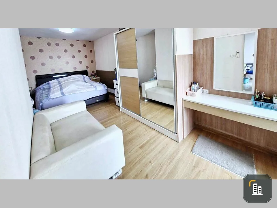 For rent, Supalai Park, Tiwanon Intersection, bright, clean room, nice to live in. The bedroom has awesome wallpaper. Hurry and reserve it.