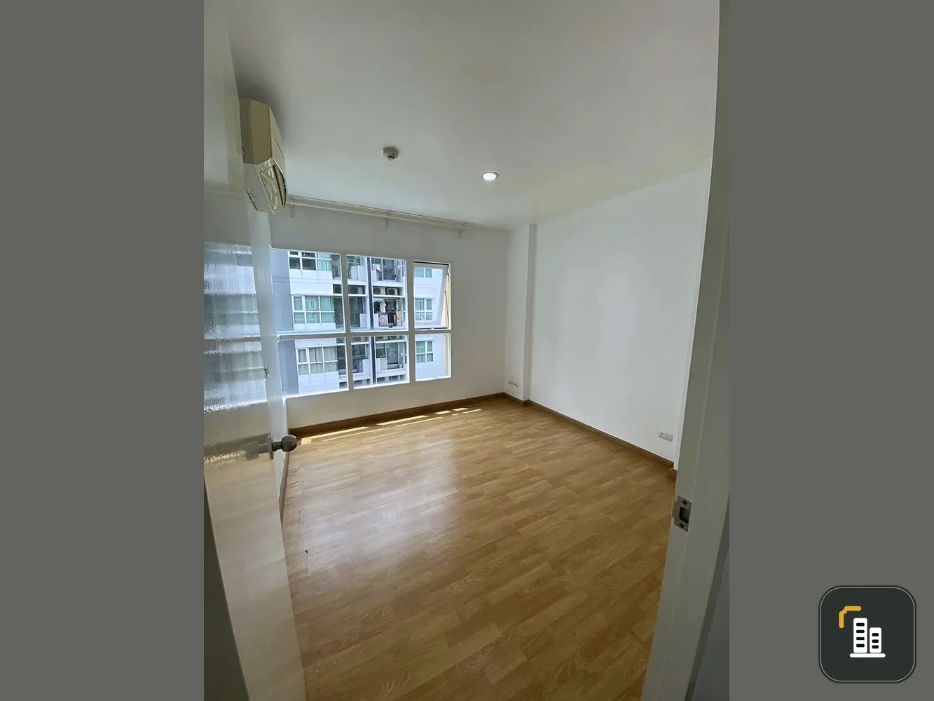 Aspire Srinakarin for sale, 4th floor, corner room, very private, empty room, room decorating lovers shouldn't miss it, hurry up.