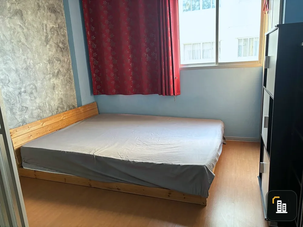 For sale, for rent, Lumpini Condo Town NIDA-Serithai, 2 rooms, simply decorated. Install wallpaper in the entire room. Move quickly.