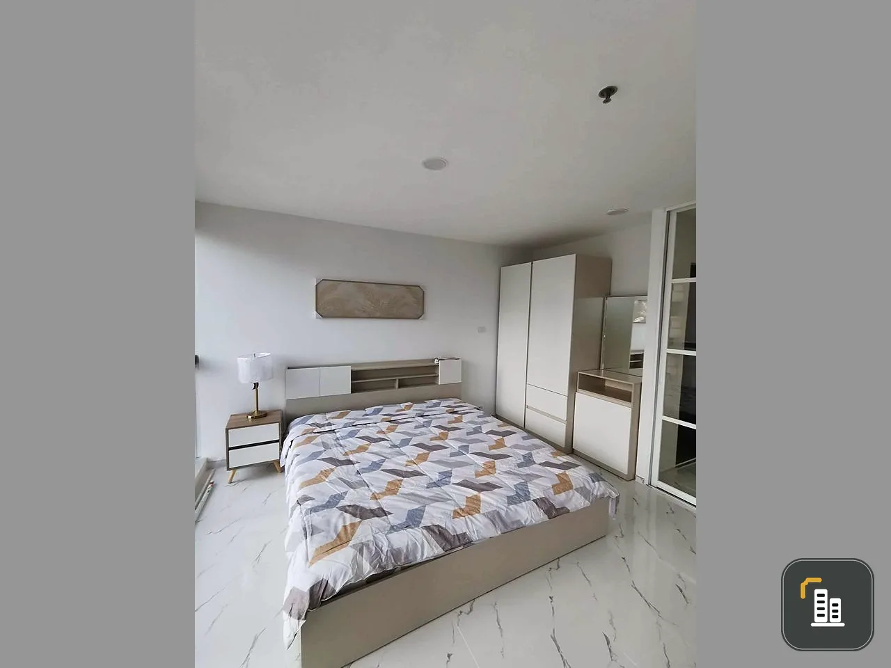 For rent: Waterford Diamond Sukhumvit 30/1. Spacious room comes with a large built-in kitchen. Cooking lovers can't miss it.