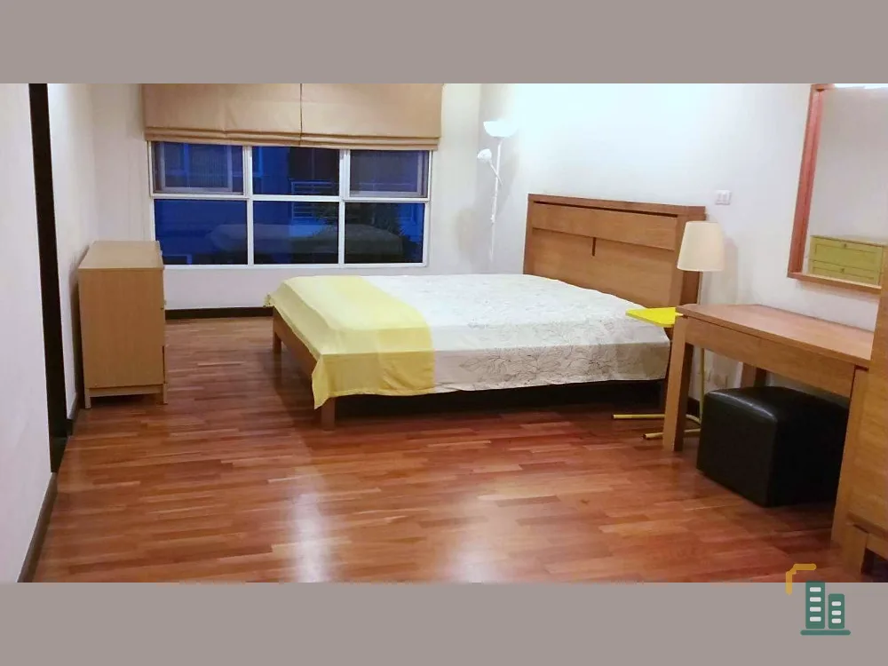 Condo for sale, Avenue 61, swimming pool view. Looking from the balcony, complete with furniture and electrical appliances.