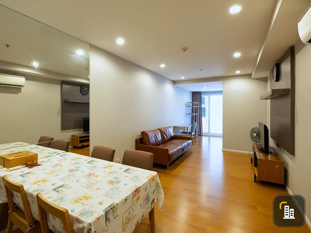 For rent 15 Sukhumvit Residence, very spacious room. Comes with a comfortable leather sofa. Just come and move in right away.
