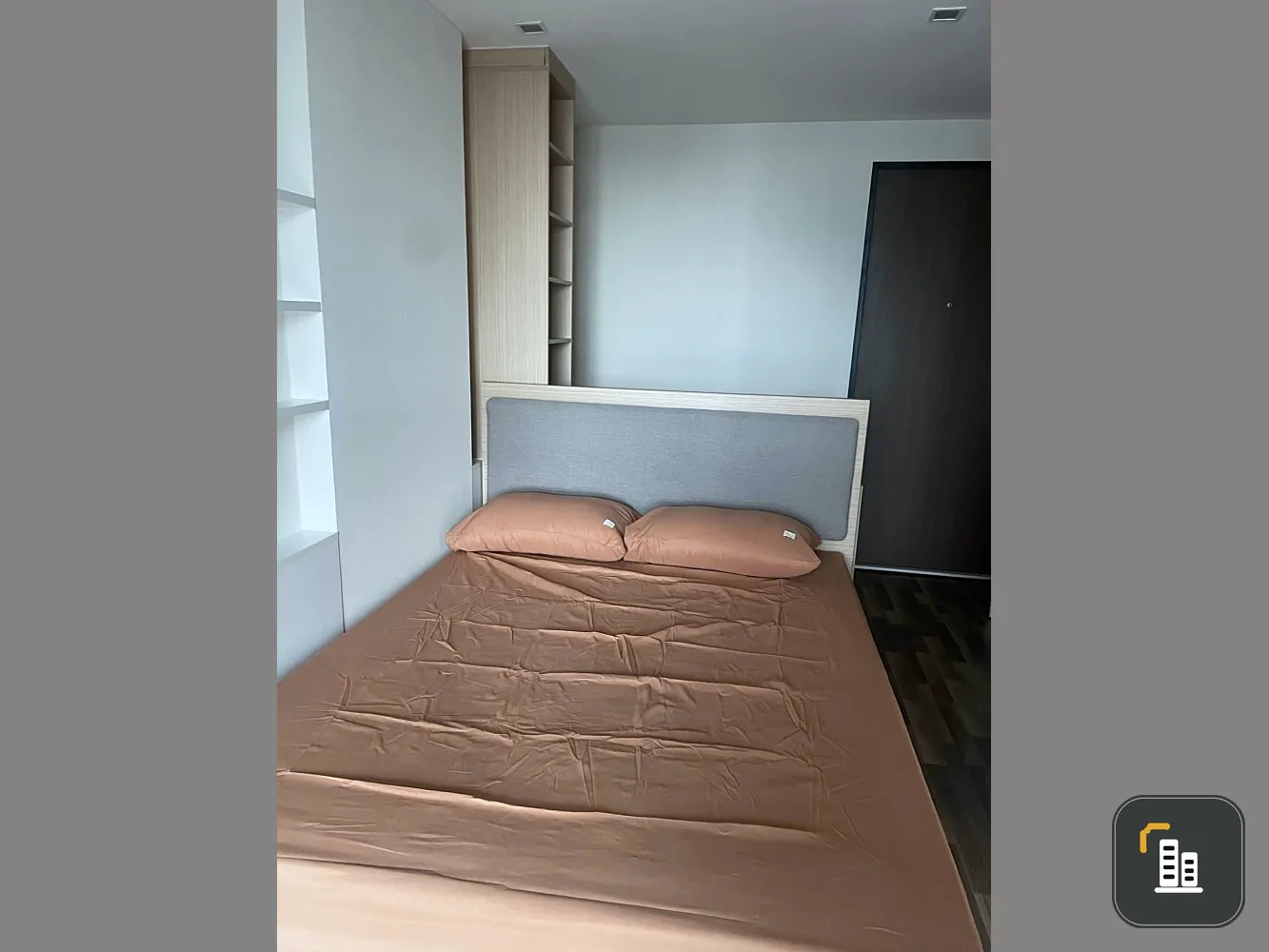 Condo for sale and rent, Beyond Sukhumvit, DUPLEX room, simply decorated, nice to live in. The leather sofa is very comfortable to sit on. Don't miss