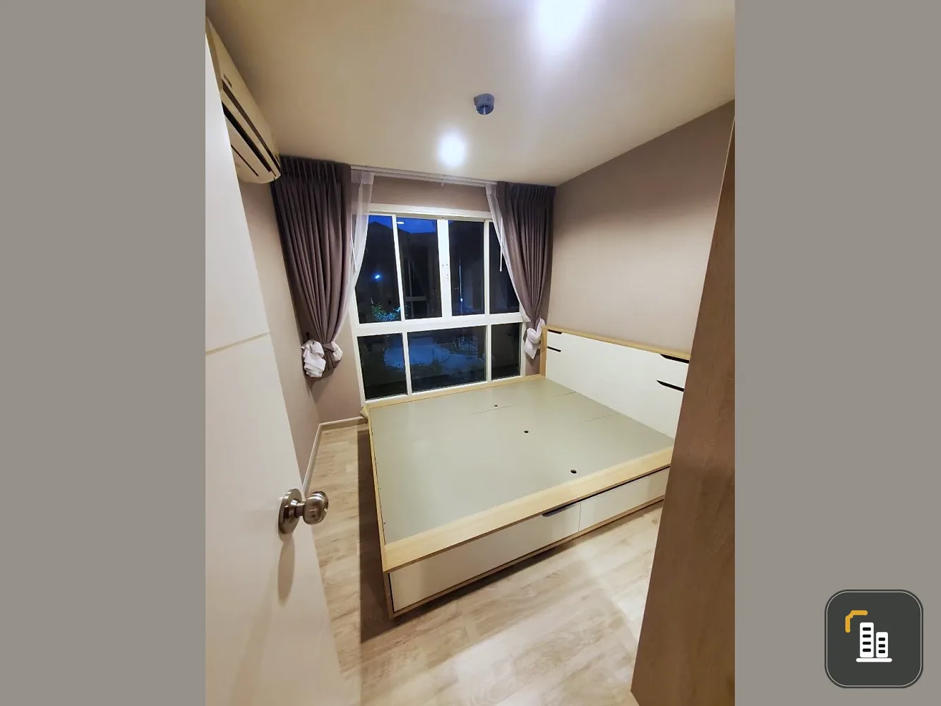 For sale: Condo Vio Krarai 2, 2nd floor, nice room, wallpapered, comes with amenities. Hurry and book before it's gone.