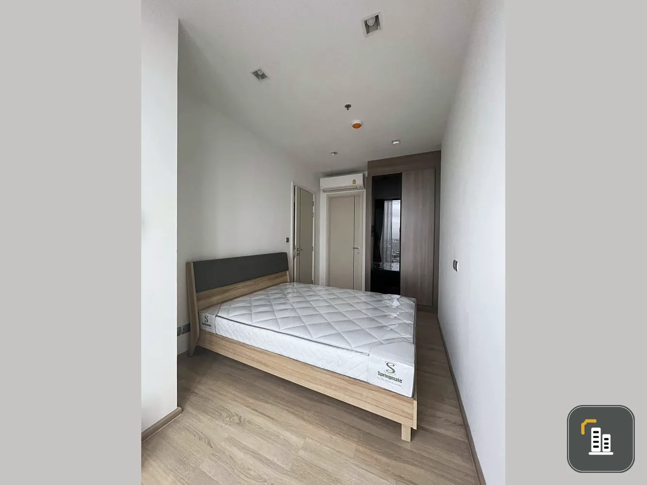 For rent, The Line Phahon-Pradipat, 24th floor, very high, great city view. The big bed is very comfortable. Reserve it quickly.
