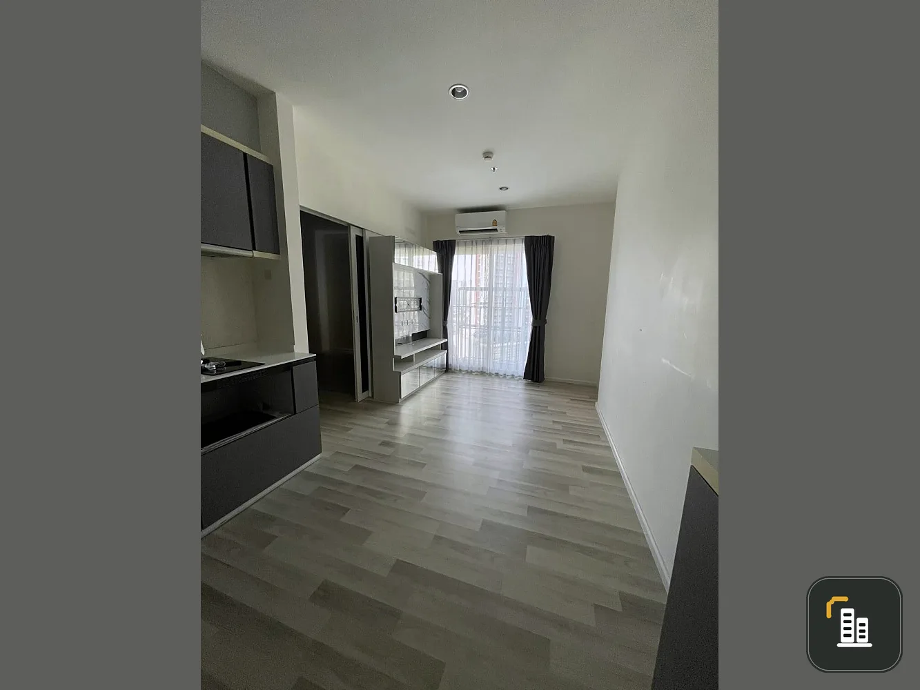 For sale: The Key Sathorn - Charoenrat. Clean, bright, airy room. People who like to decorate rooms, don't miss it. Hurry and reserve now.