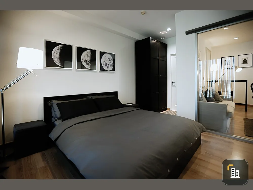 For sale: The Seed Memories Siam. Room decorated in black and white, very cool tone control, big bed, comfortable to sleep.