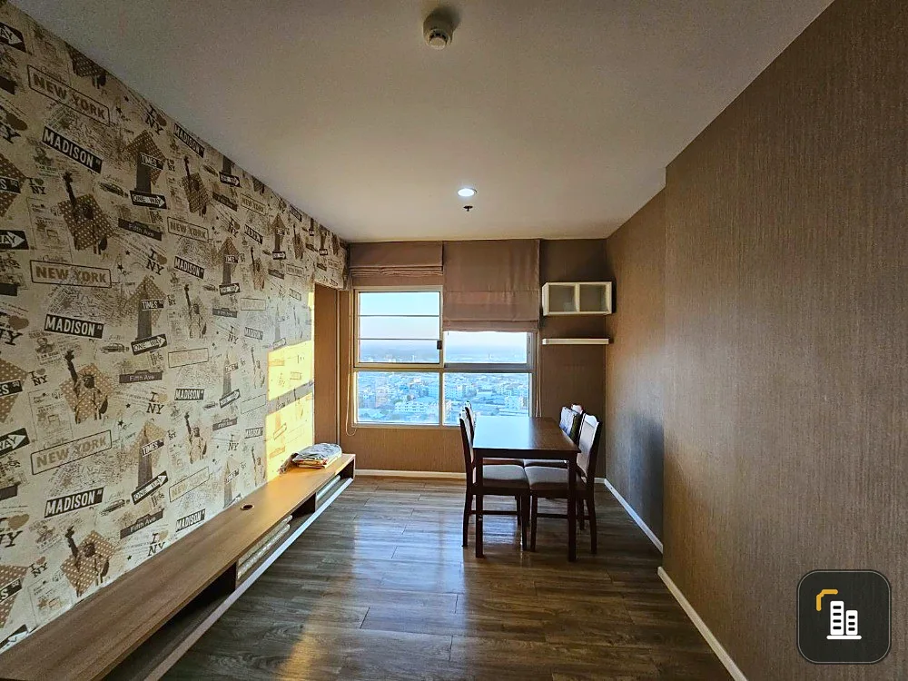 Urgent sale, Izzy Condo Suksawat, room with good wallpaper. Great usable space and the best price. Buy now.