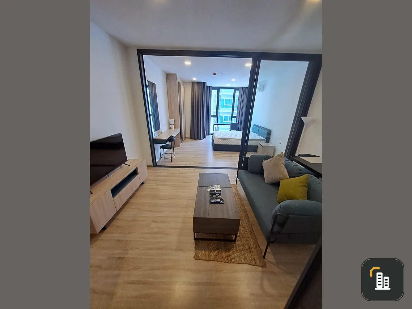 For rent: XT Phayathai, spacious room, not crowded, comes with a complete set of furniture. Ready to move in Hurry and reserve now.
