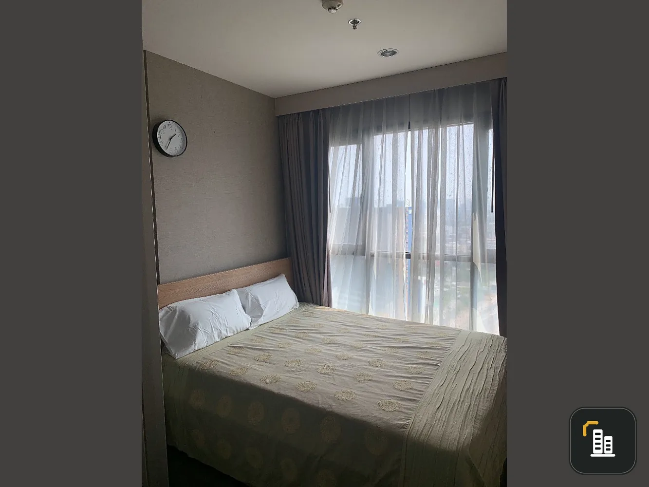 For rent: The Base Park West, 25th floor, corner room, very beautiful view. If interested, hurry and reserve now. Don't miss it.
