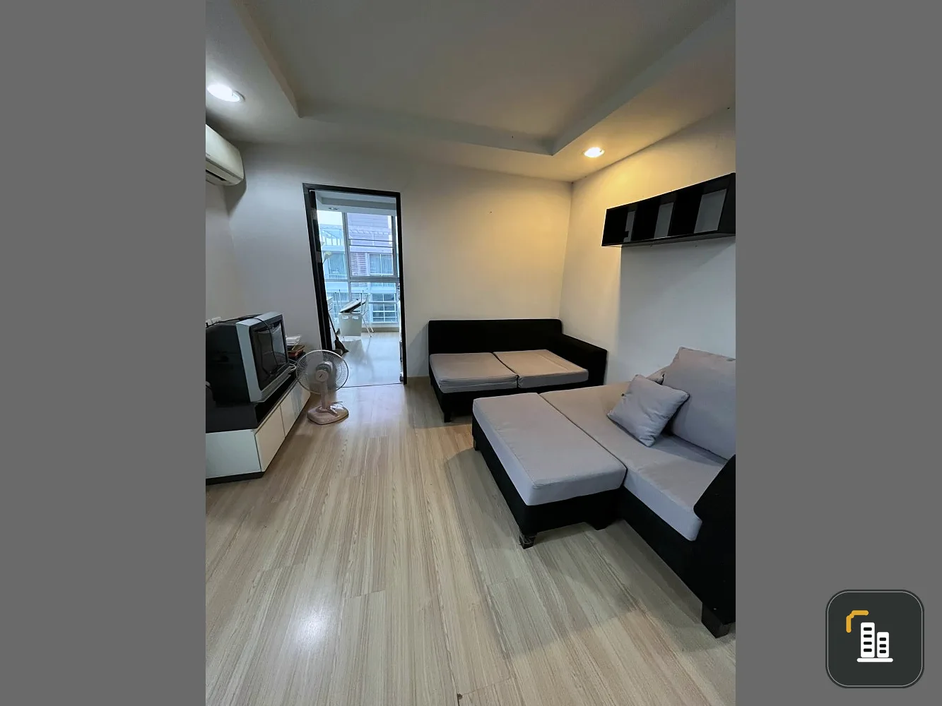 Condo room for sale, The Kris 5, corner room, view on both sides, 8th floor, great price. If you don't buy it, you're making a big mistake. Let me tel