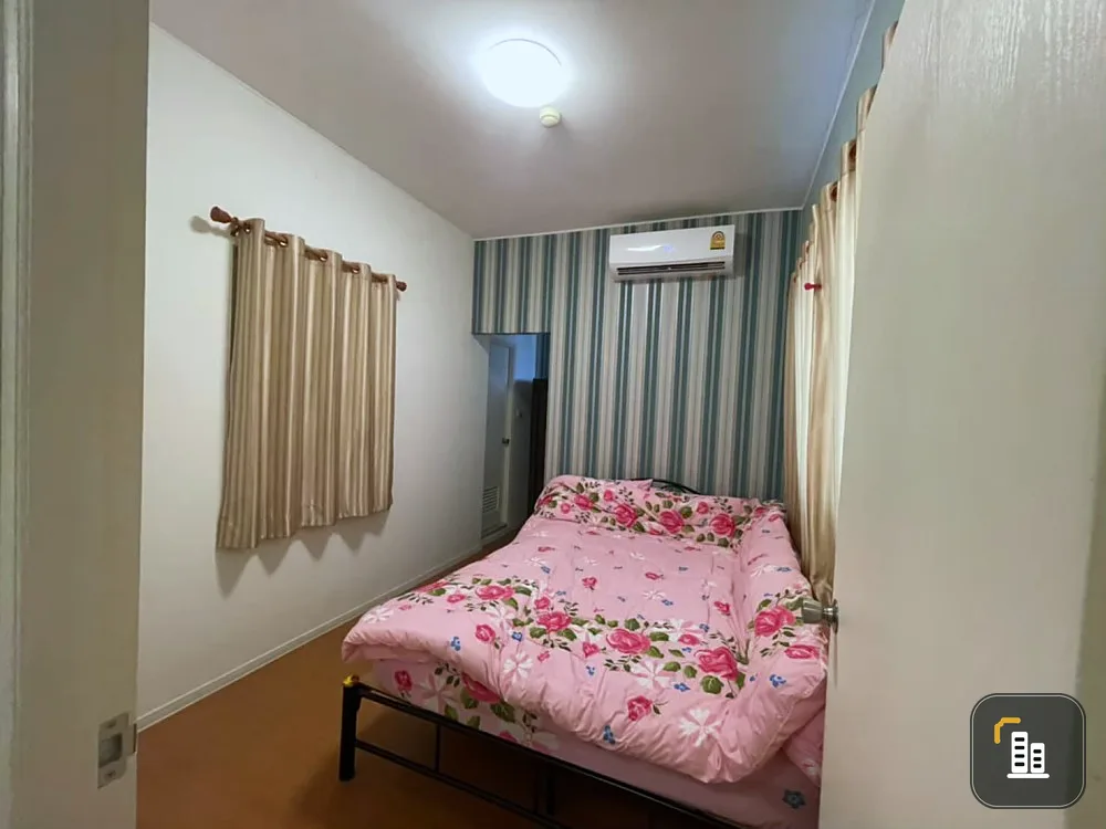 For sale/rent Lumpini Condo Town Chonburi - Sukhumvit. Very spacious room with nice wallpaper. Reserve now, don't delay.