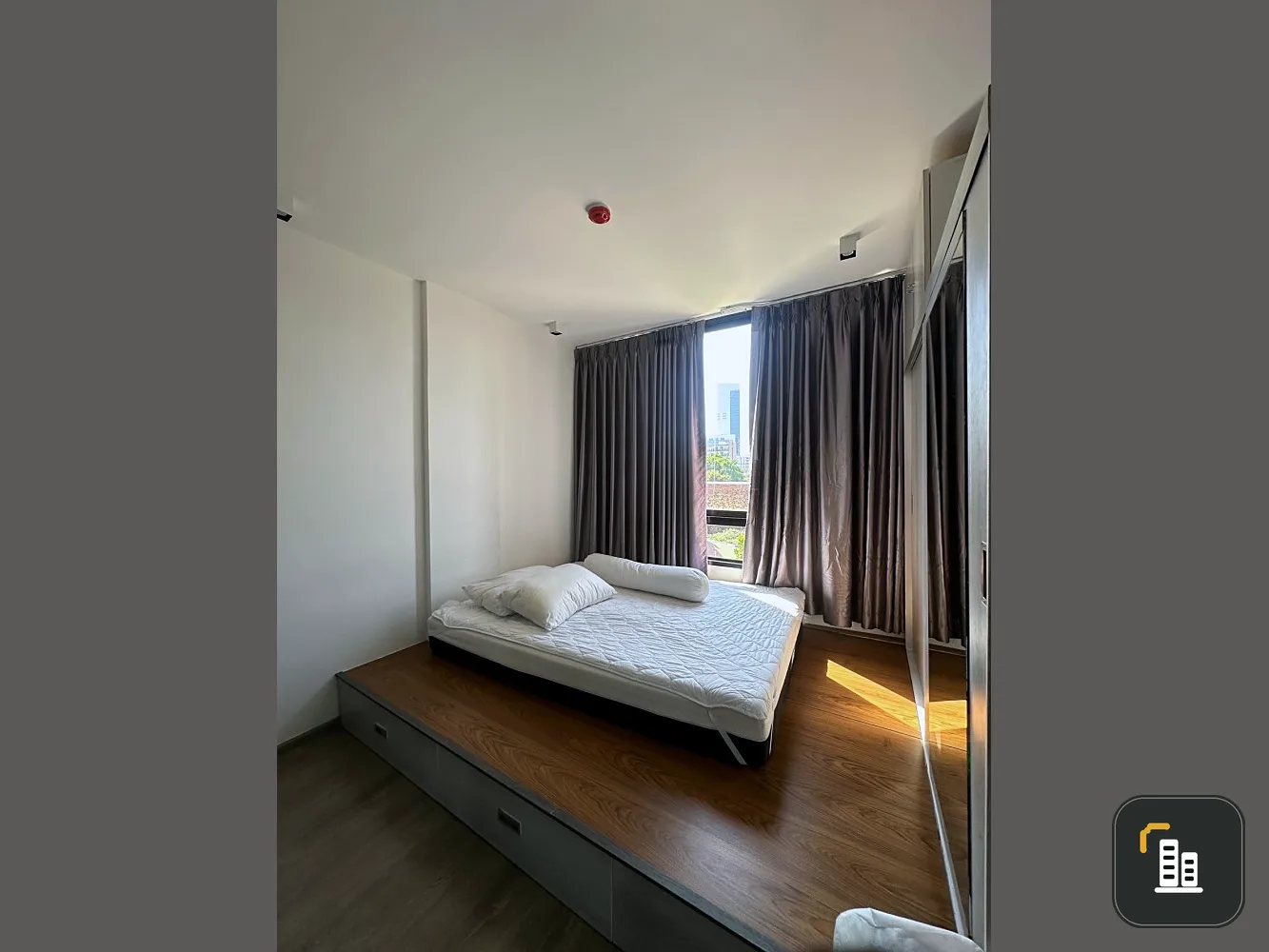 For sale, rent, Liss Ratchayothin, built-in bed, raised floor. A large closet holds all your stuff. There's a big screen TV. Hurry.
