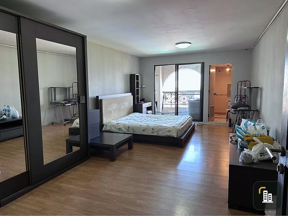 For sale or rent, Champs Elysees Tiwanon, spacious room, not cramped. The big bed is very comfortable. Great value. Reserve quickly.