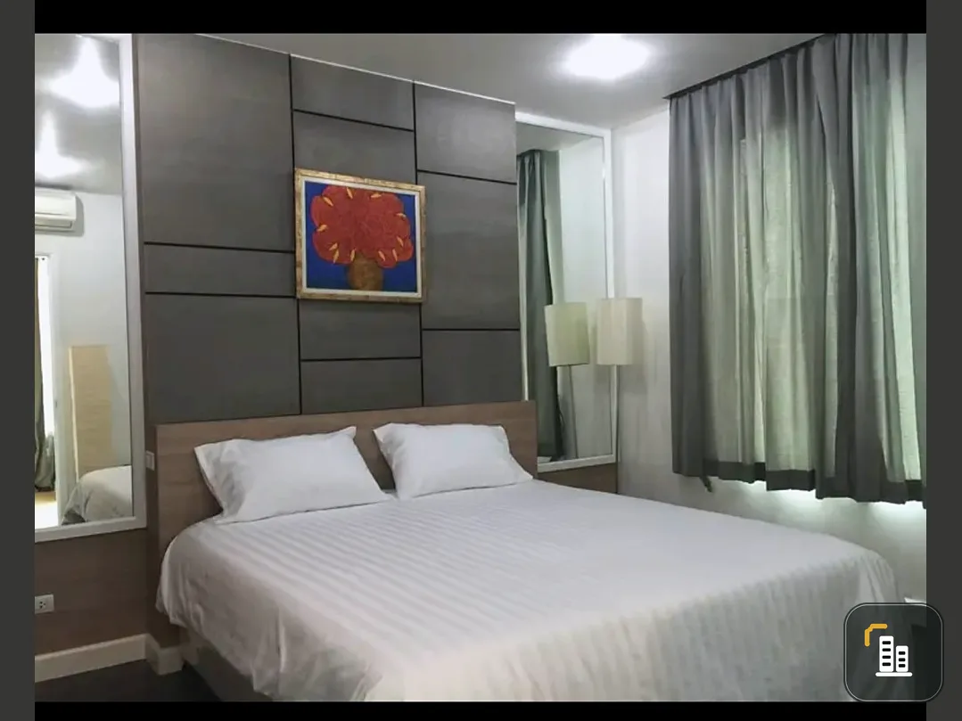 Manhattan Chidchom for sale, comfortable bed. The sofa is extremely comfortable and decorated with Buit-Ins throughout the room. Don't miss it.