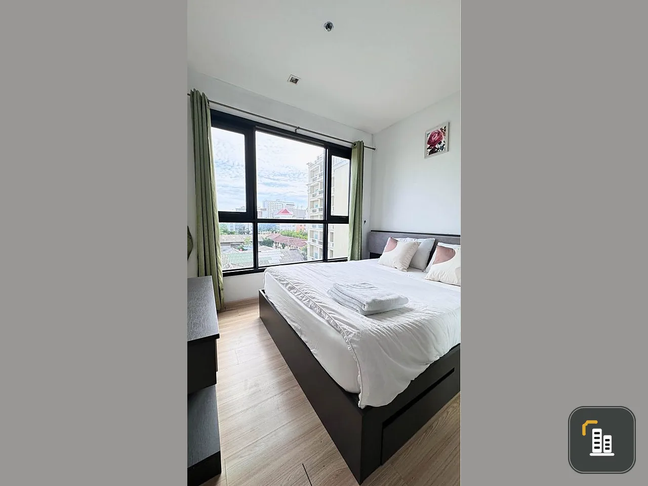 For sale: The Base Central Pattaya. Nicely decorated room, minimalist style. The bed is very comfortable. Don't miss it.