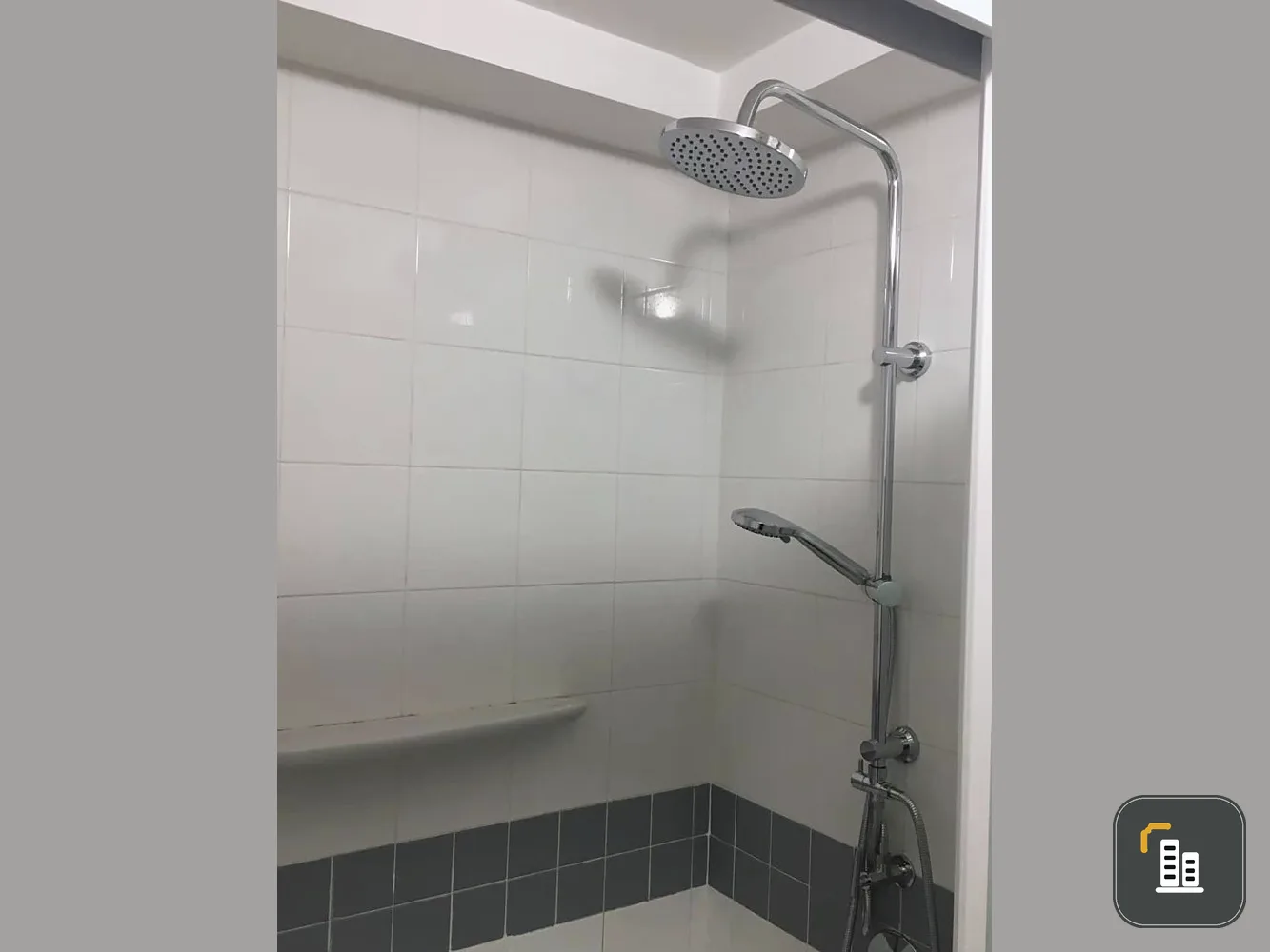 For rent, Plus 38 Hip, a room decorated simply but looks good and complete. The room is bright, clean and very neat. Hurry and reserve now.