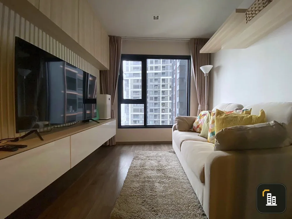 For rent, Life Ladprao Valley, 23rd floor, highest, north direction, good wind, decorated with built-ins and wallpaper throughout the room.
