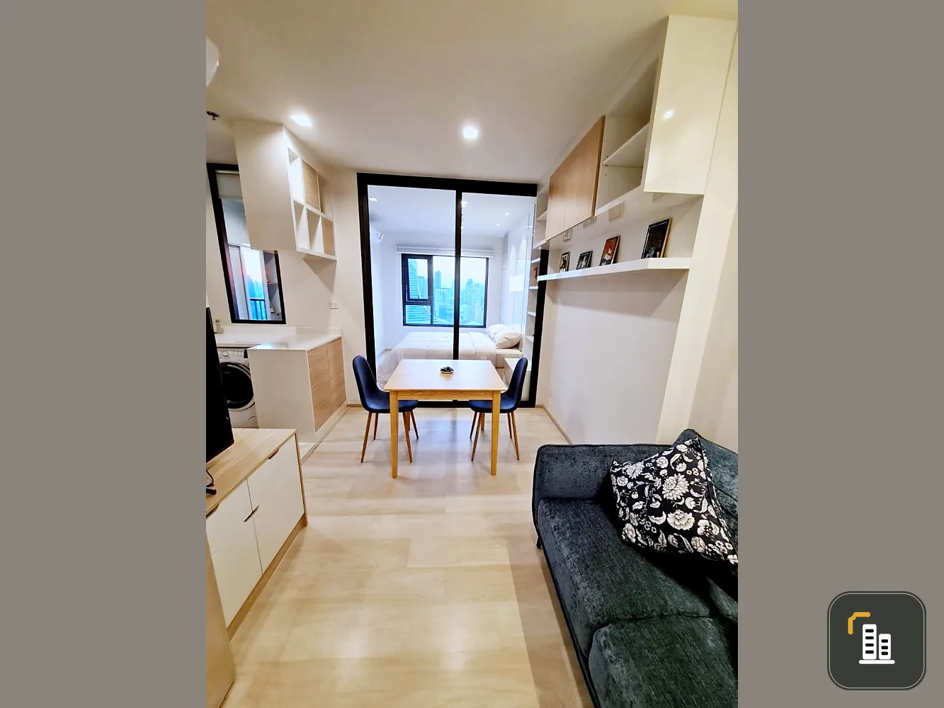 For rent: Life One Wireless, 39th floor, highest floor, great mall view. Built-in room in minimalist style If you're slow, you'll miss it.