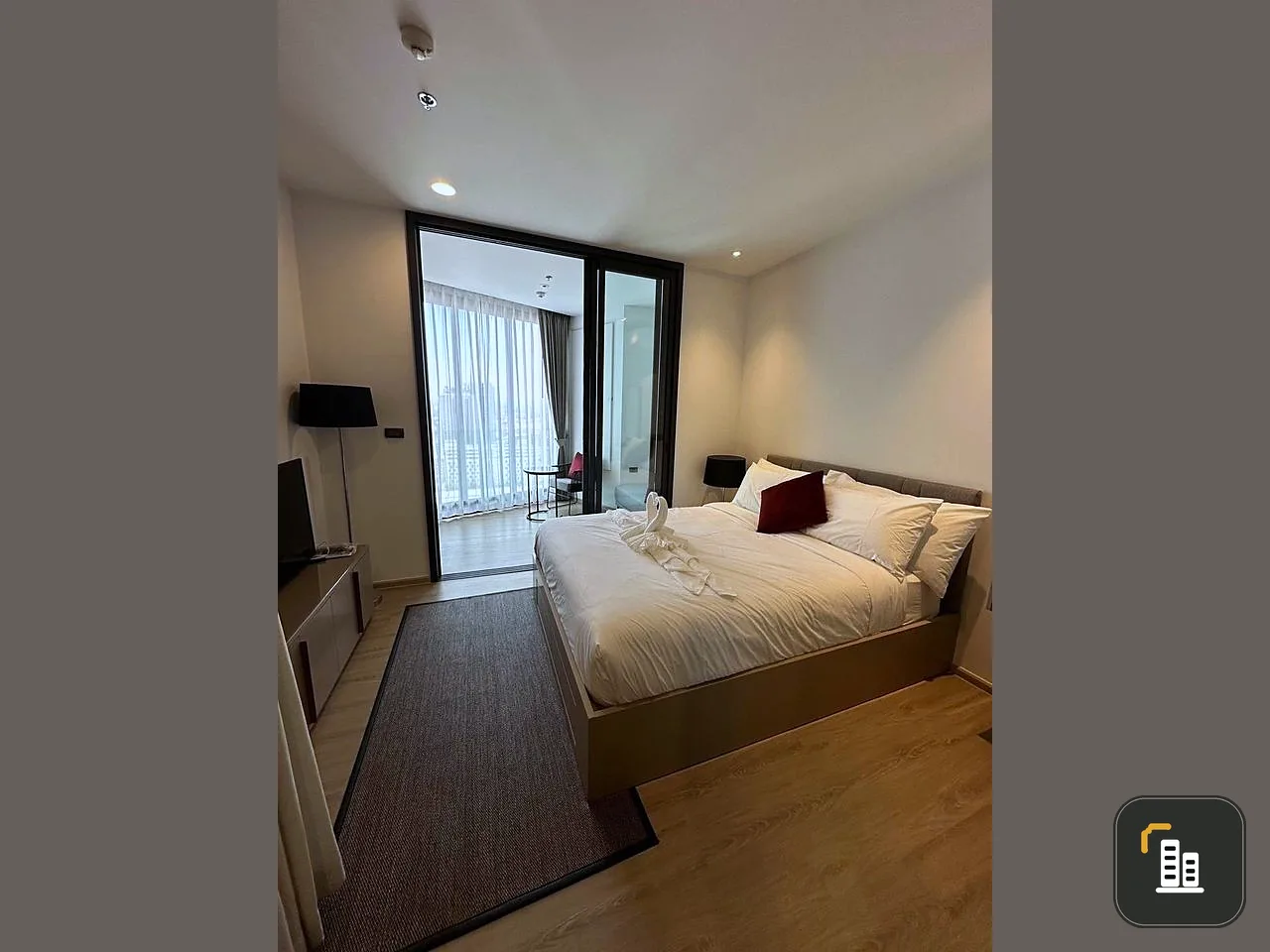 For rent: EDGE Central Pattaya, high floor, beautiful sea view. The room is decorated simply and pleasantly. If you miss it, you'll regret it.