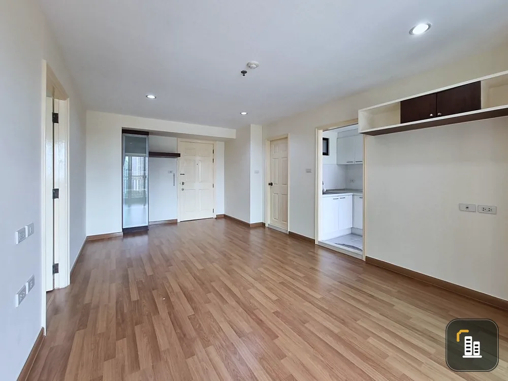 Condo for sale Lumpini Place Narathiwat - Chao Phraya, empty room, not too expensive, room decorating lovers shouldn't miss it.