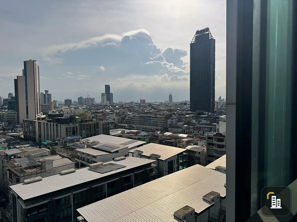 For sale, Ideo Q Chula-Samyan, 12th floor, great pool view, empty room, 1 bedroom, 1 bathroom. If interested, hurry and reserve now. Urgent.