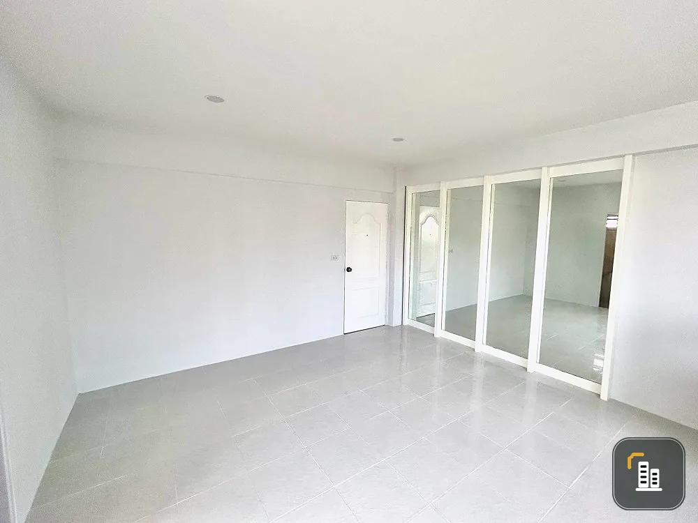 For sale J.W.Place, 5th floor, white tone room, clean, comfortable to the eye, low price, easy on the wallet, room decorating lovers shouldn't miss it