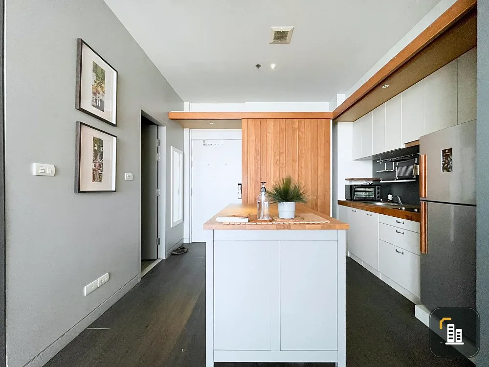 For rent: Vantage Rachayothin, 24th floor, view of Ratchavipha Road, room decorated with Buit-In wood throughout the room. If interested, hurry to res