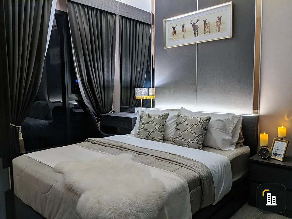 For sale Ideo Mobi Asoke, highest floor. The city view is very impressive. The room is very beautiful, decorated with tight built-ins. Book now.