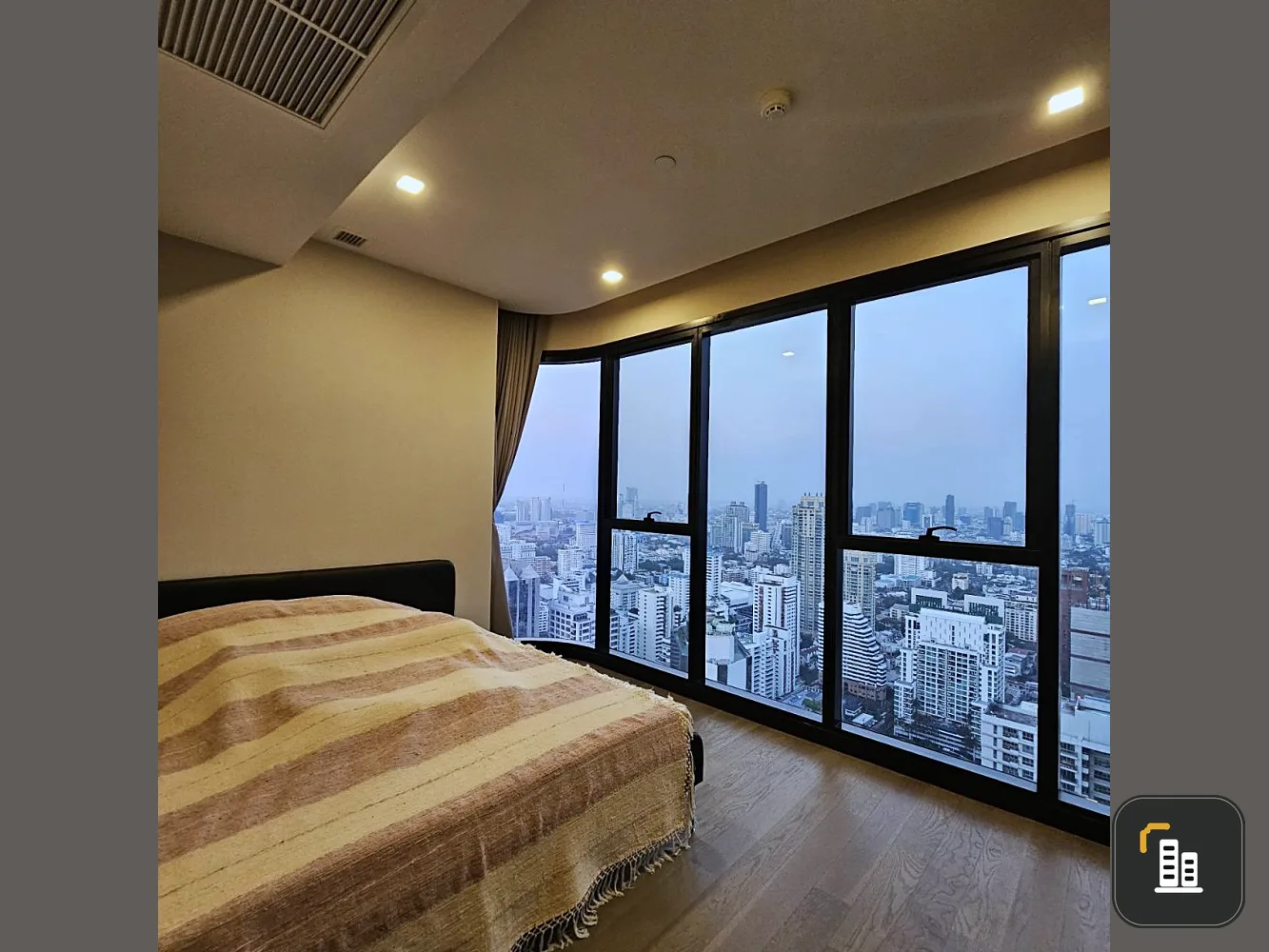 For sale: Ashton Asoke, 42nd floor, extremely high. The view is extremely beautiful. The room is spacious and not cramped. Make a reservation and you