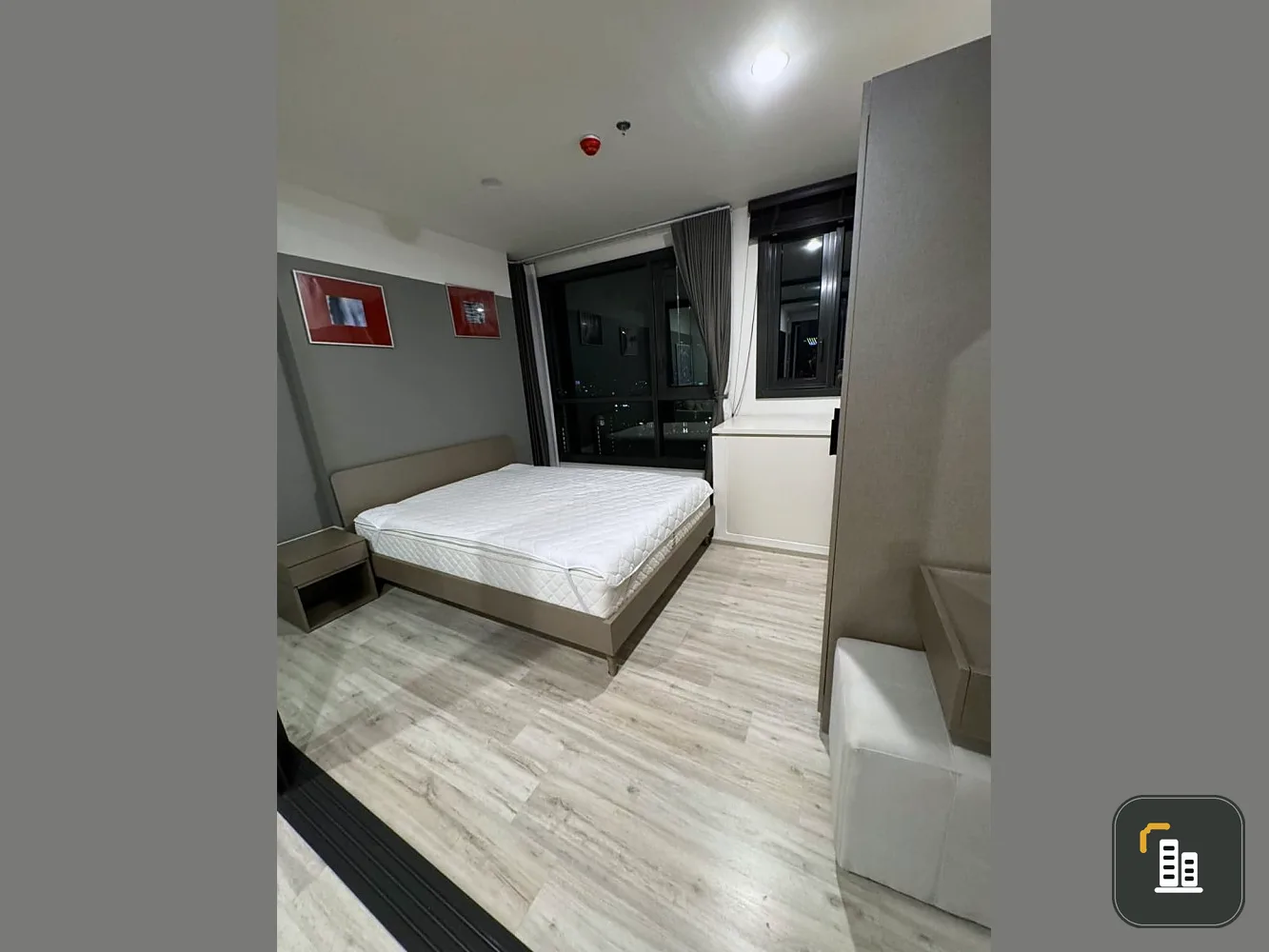 For sale or rent, XT Huai Khwang, high floor, proportional glass partitioned room, fully furnished, ready to move in. Reserve first, get first.