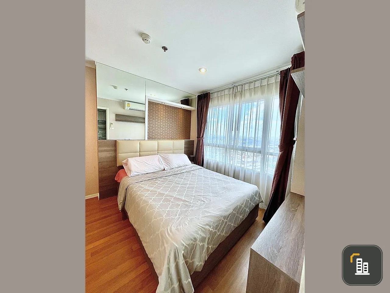 For sale Lumpini Place Borom Ratchachonni-Pinklao Decorated beautifully and pleasantly. Install wallpaper throughout the room, city view, book now.