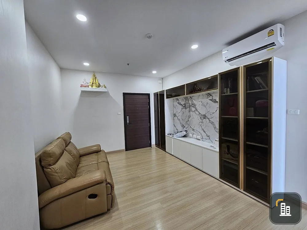 For sale Supalai Loft, Yaek Fai Chai Station. With built-in furniture, a large bed, a sofa that can sleep. Book now.