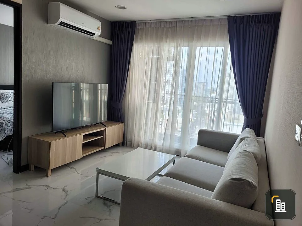 For rent: Diamond Sukhumvit, corner room, very quiet, not crowded. The whole room has very beautiful wallpaper. It has to be arranged.