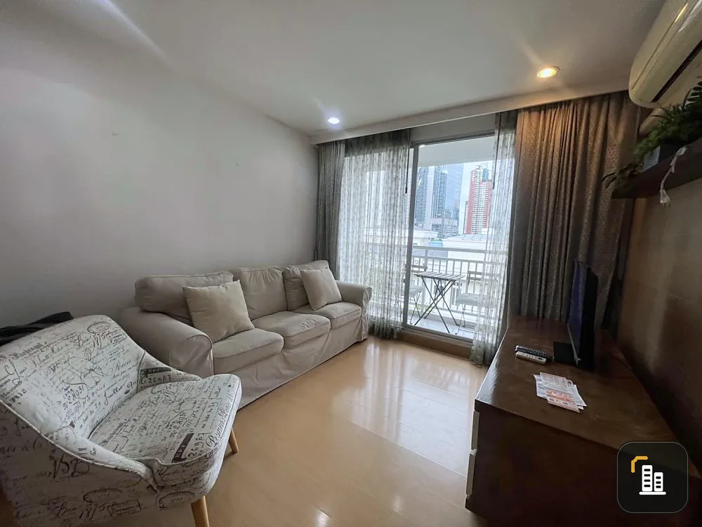 For rent: Plus 38 Hip, spacious room, comes with a comfortable sofa. There are chairs to admire the view in front of the balcony. Very good. Reserve q