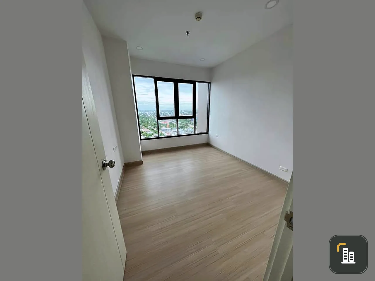 Supalai loft for sale, Fai Chai intersection, empty room, 20th floor, open view, very pleasing to the eyes, room decorating lovers, hurry and reserve