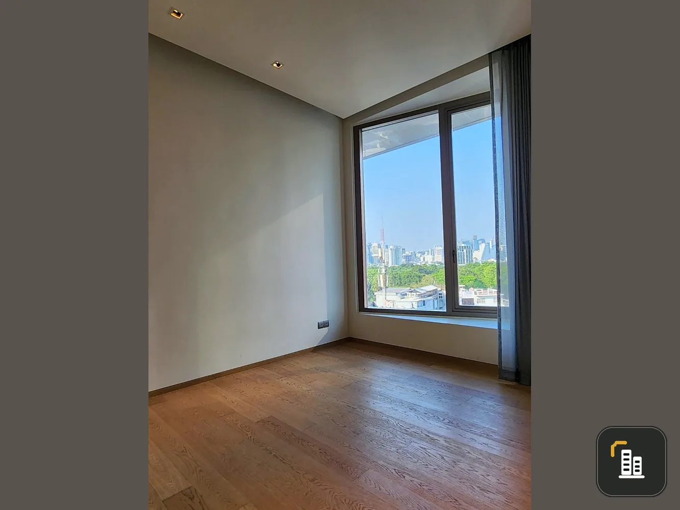 Saladaeng One for sale, spacious room There's a lot of usable space. The view of the garden is shady and pleasing to the eye. Don't miss it.